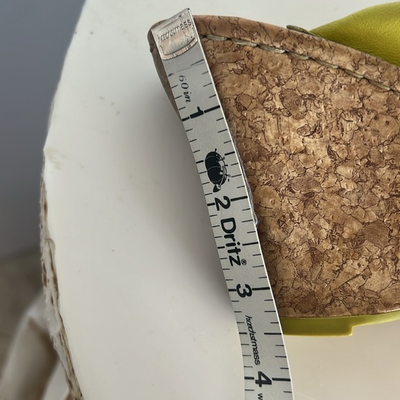 Born Drilles lime green leather sandal. Sz 8 - Picture 9 of 10